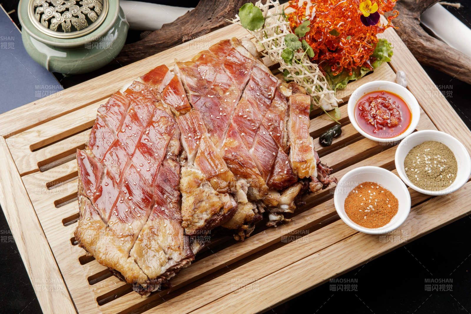 木質托盤裝的蒙餐碳烤羊背