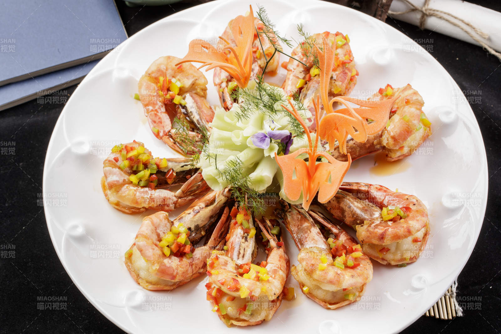 白色瓷盘装的香炸开背大明虾摆放在寿司帘上-摄影图