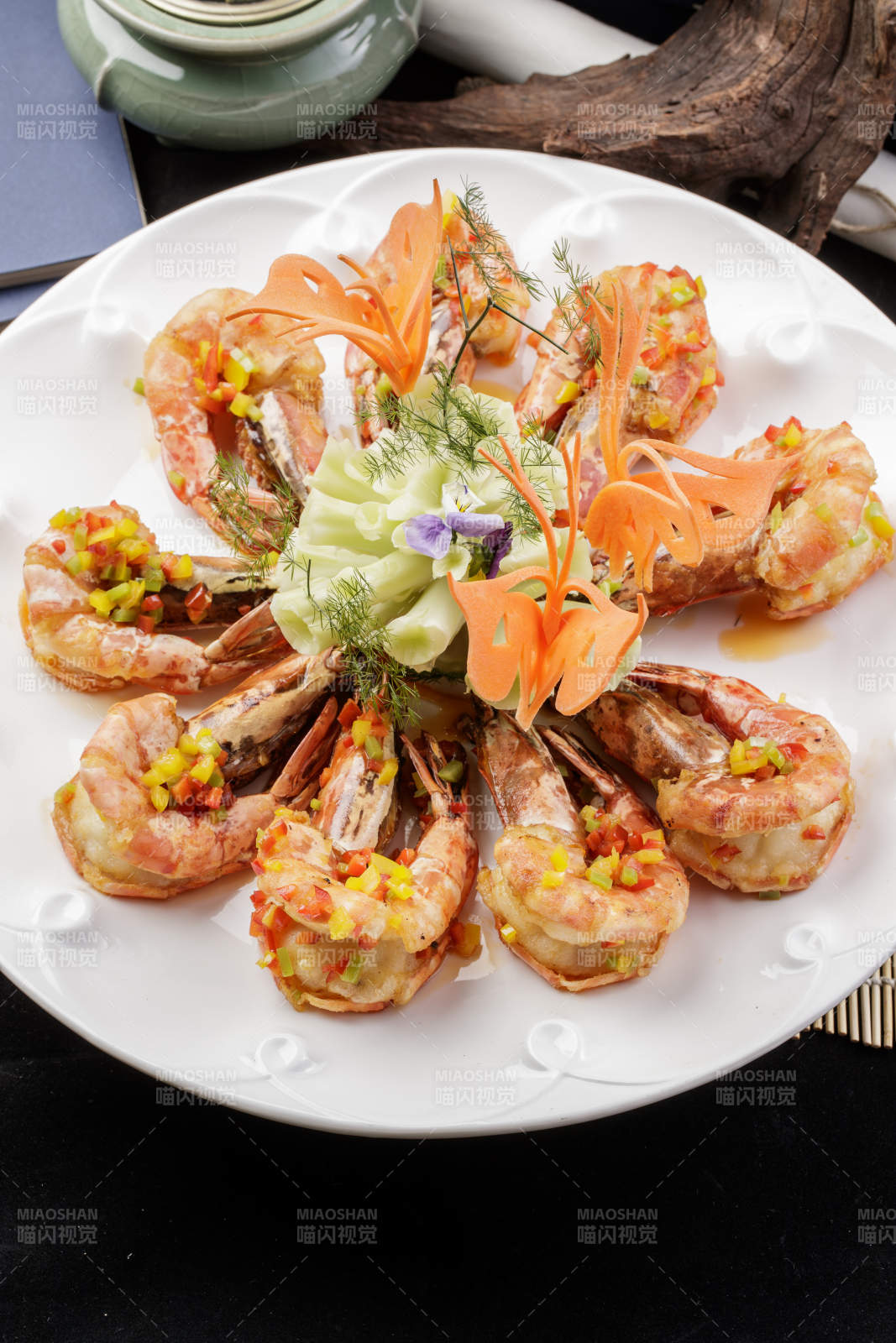 白色瓷盘装的香炸开背大明虾摆放在寿司帘上-摄影图