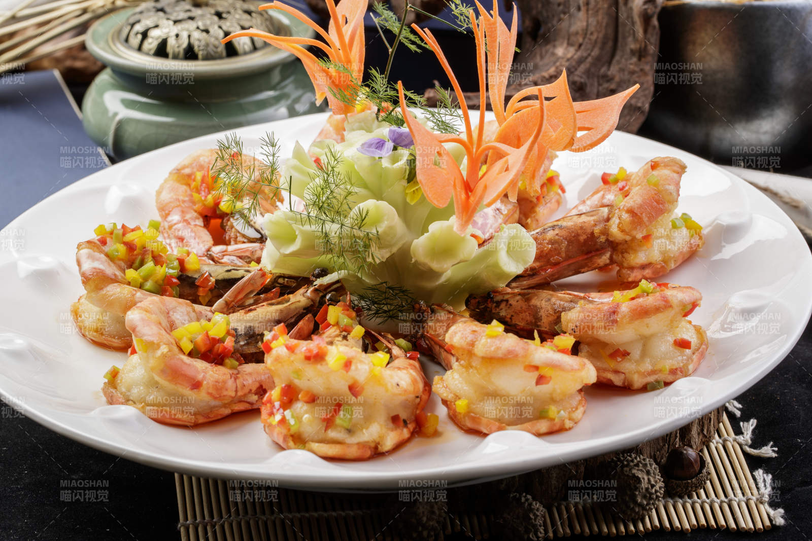 白色瓷盘装的香炸开背大明虾摆放在寿司帘上-摄影图