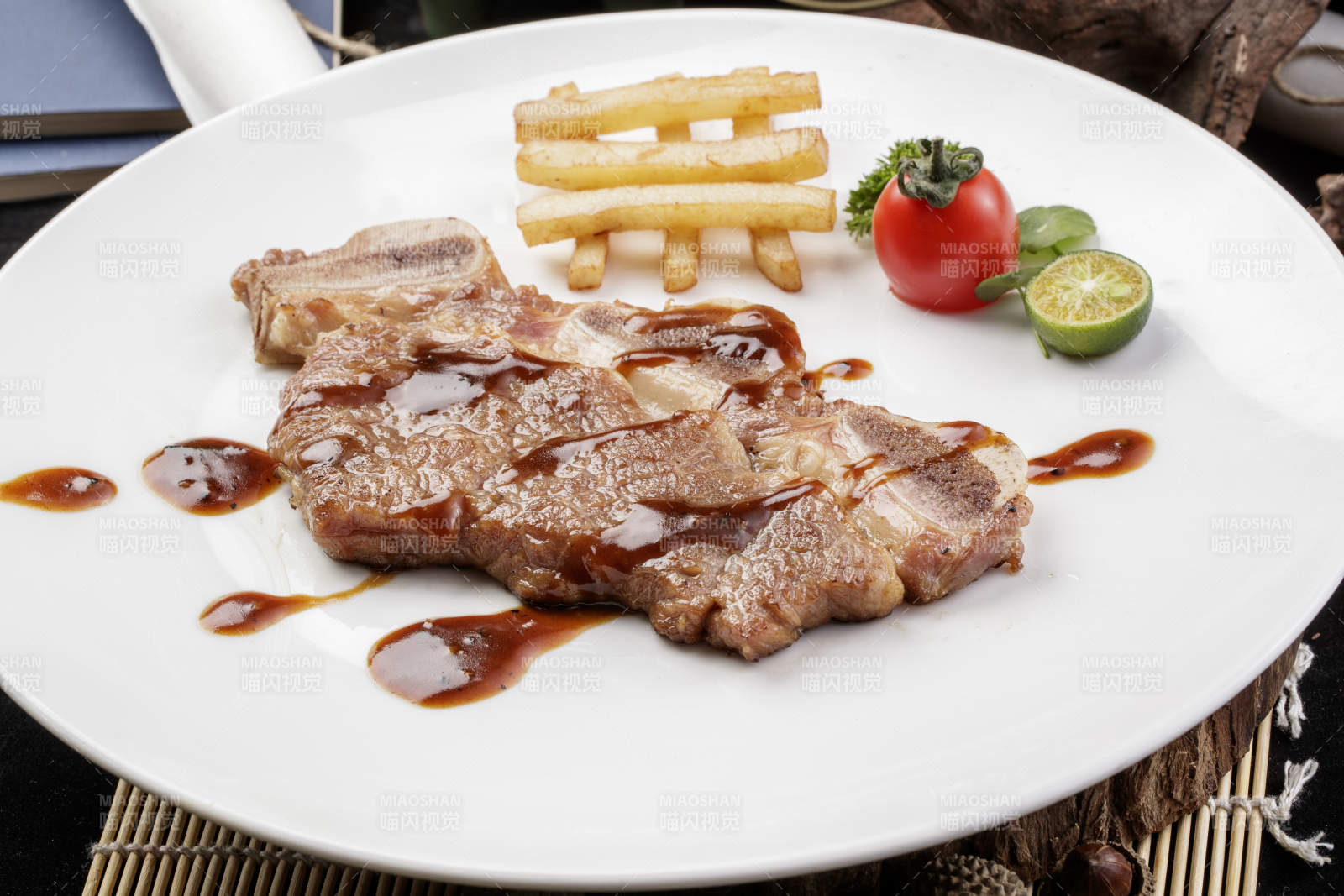 圆形白瓷盘装的香煎牛仔骨摆放在寿司帘上