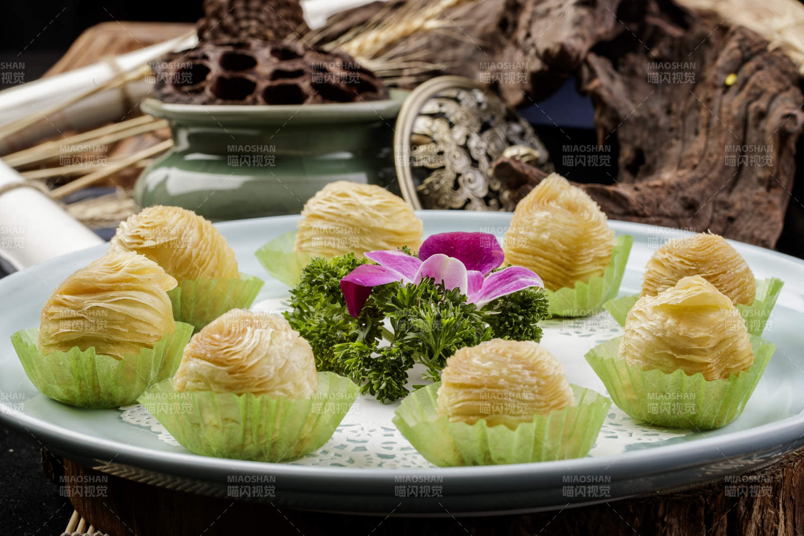 青瓷盘装的木瓜酥摆放在寿司帘上