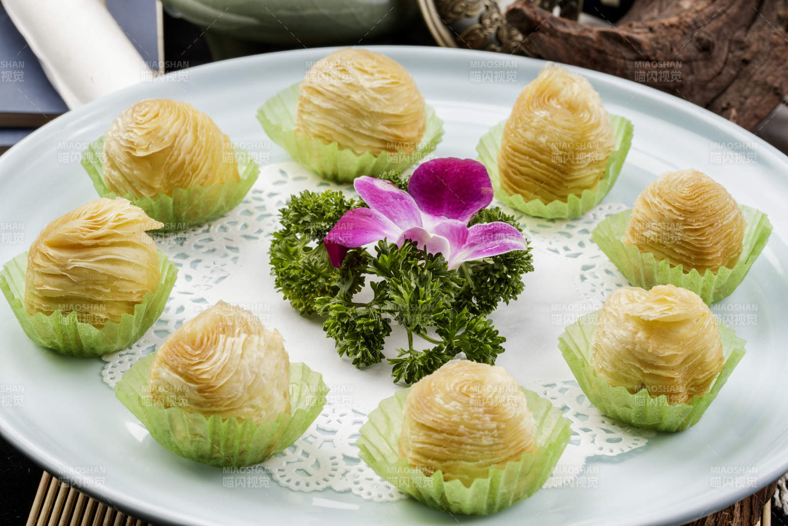 青瓷盘装的木瓜酥摆放在寿司帘上