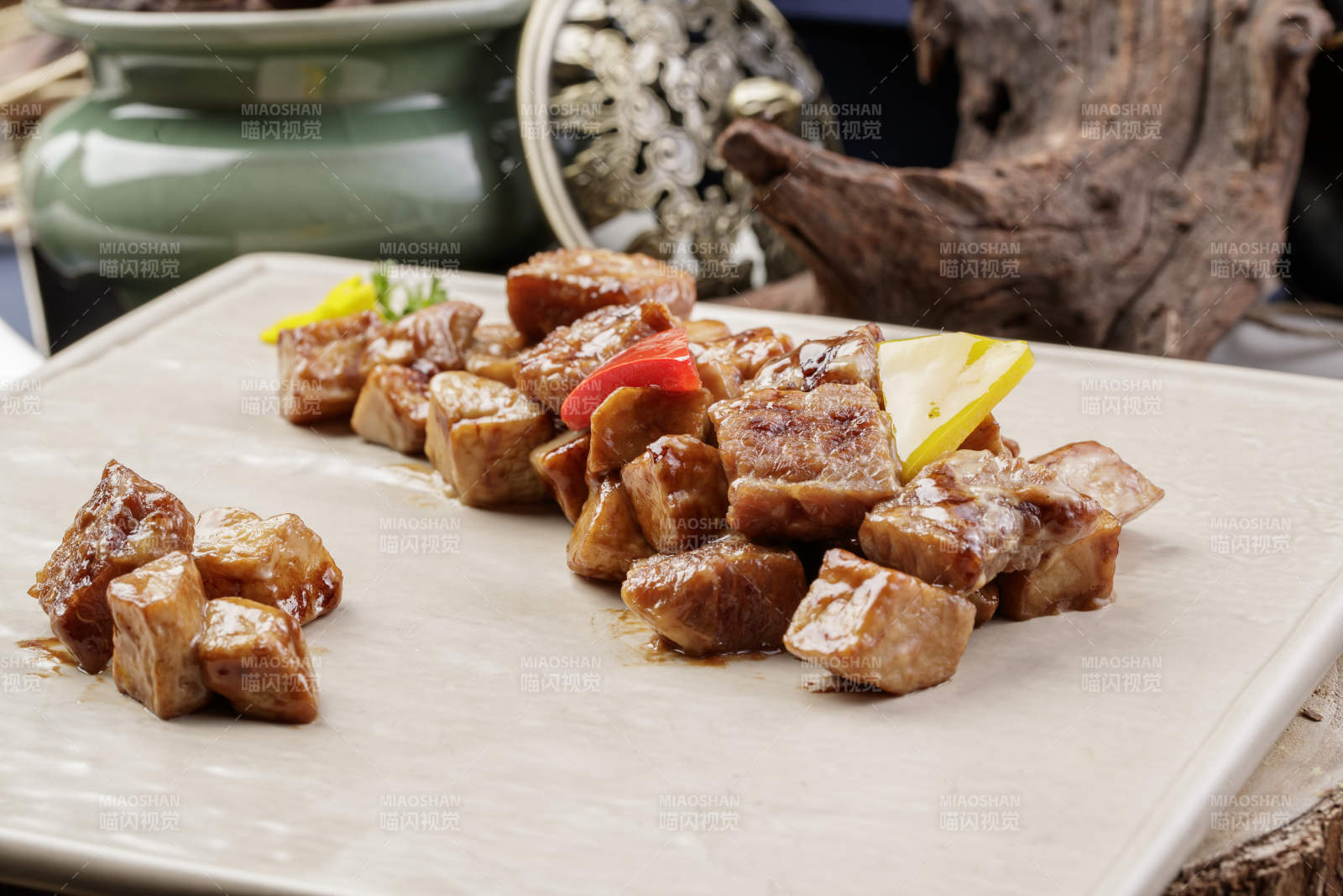 杏鲍菇牛仔粒摆放在樟木砧板上