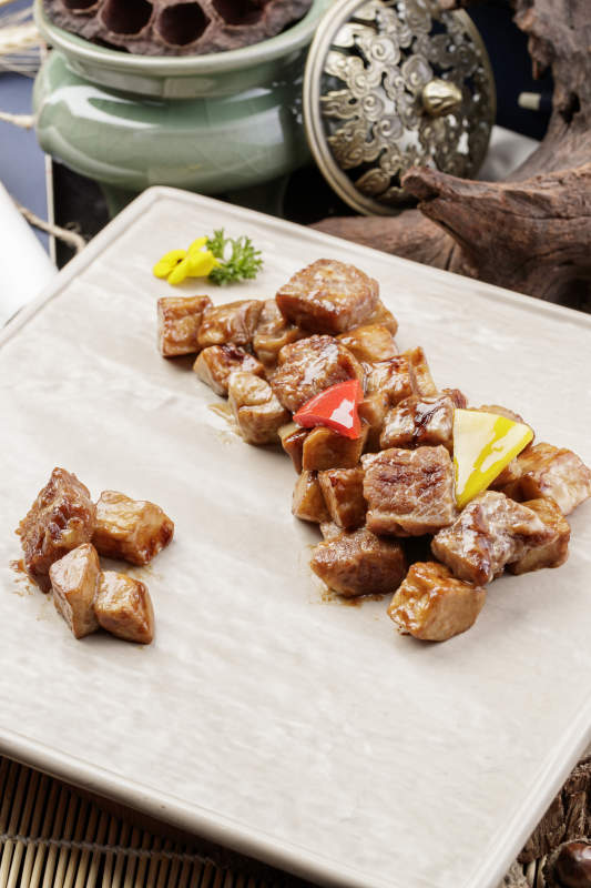 杏鲍菇牛仔粒摆放在樟木砧板上