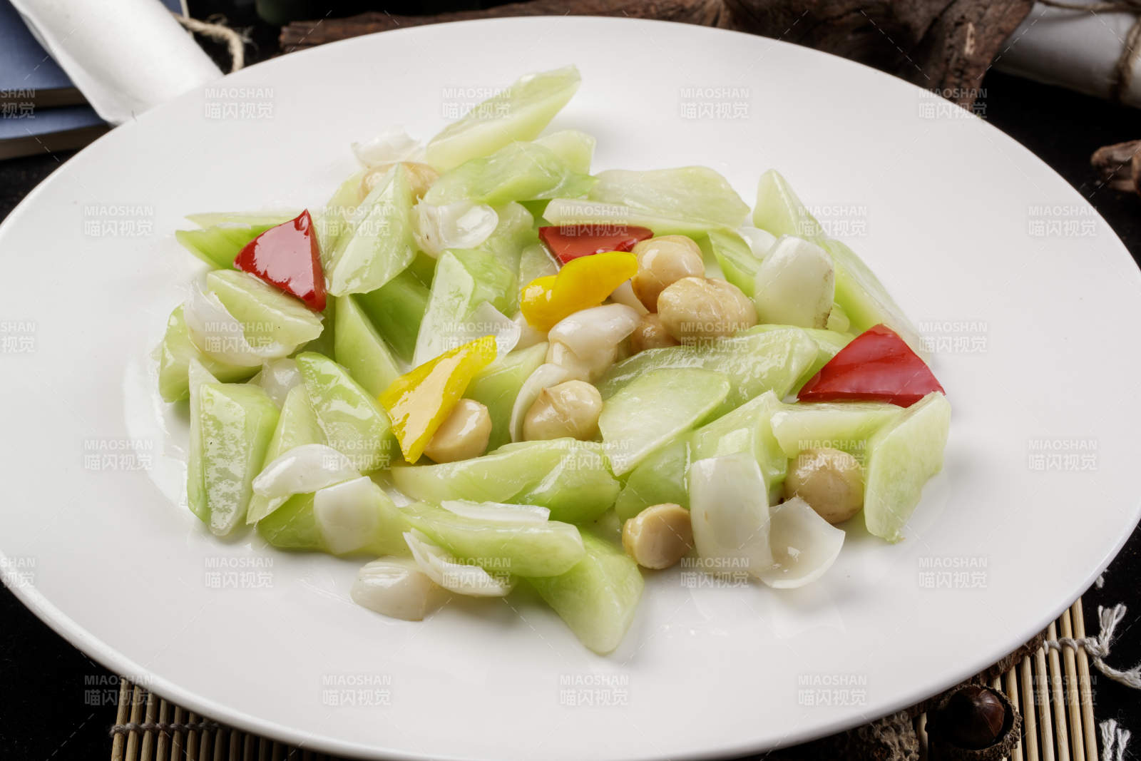 莲子百合炒乳瓜摆放在寿司帘上-摄影图