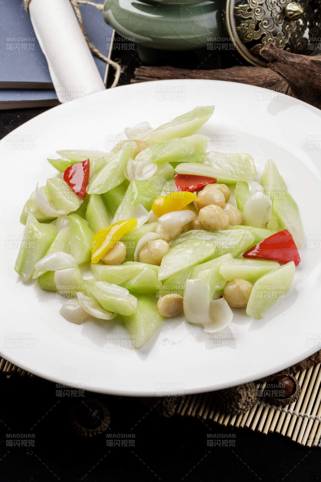 莲子百合炒乳瓜摆放在寿司帘上-摄影图