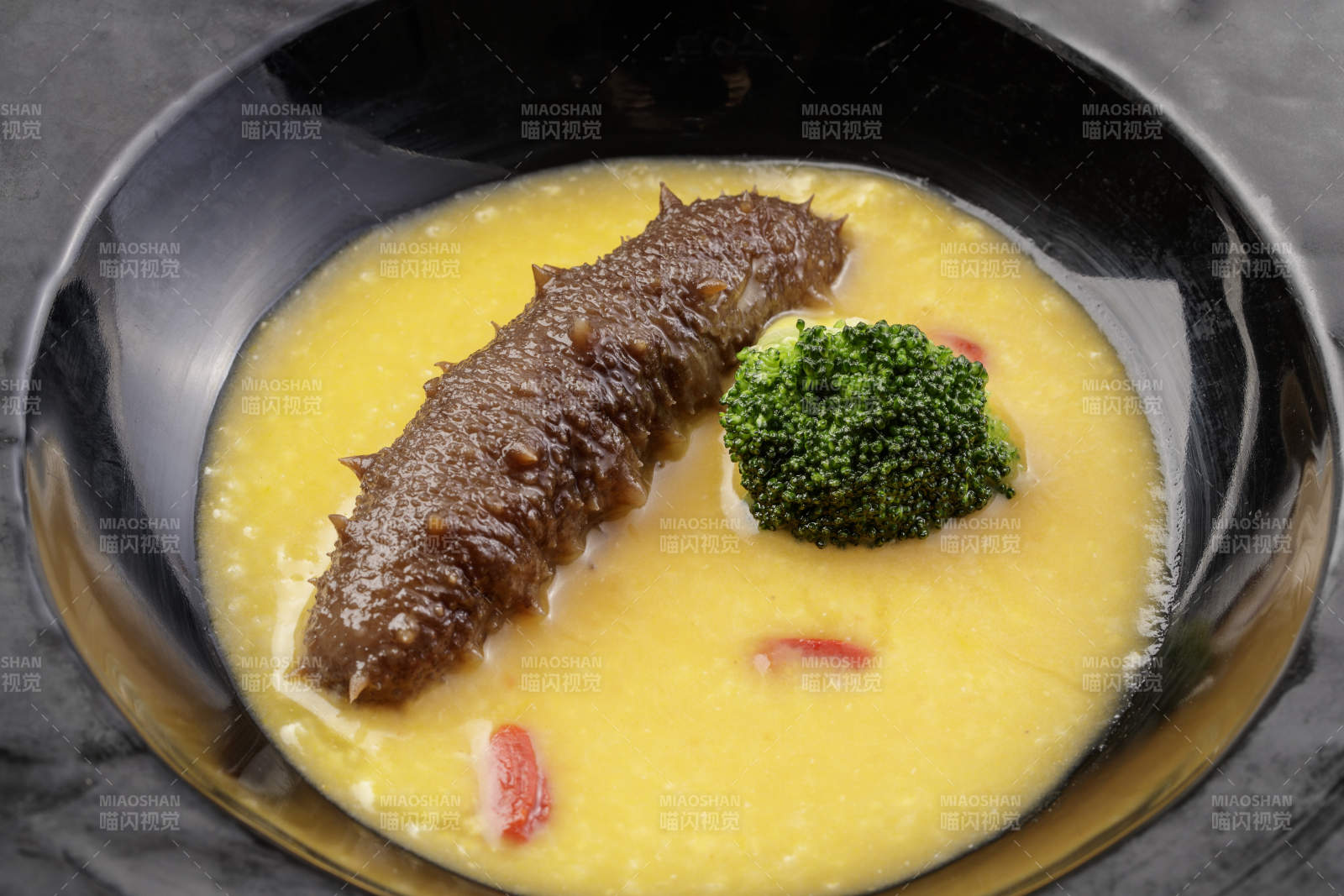 小米扣辽参摆放在樟木砧板上