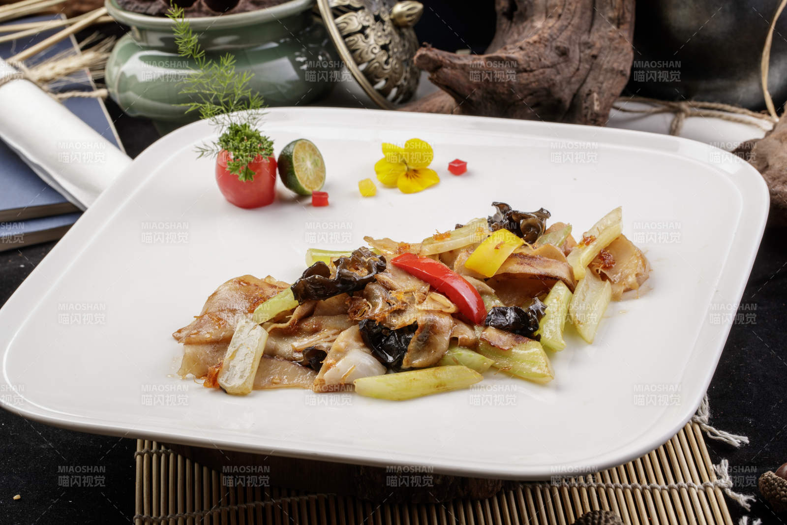 白色瓷盘装的木耳西芹小炒山猪肉