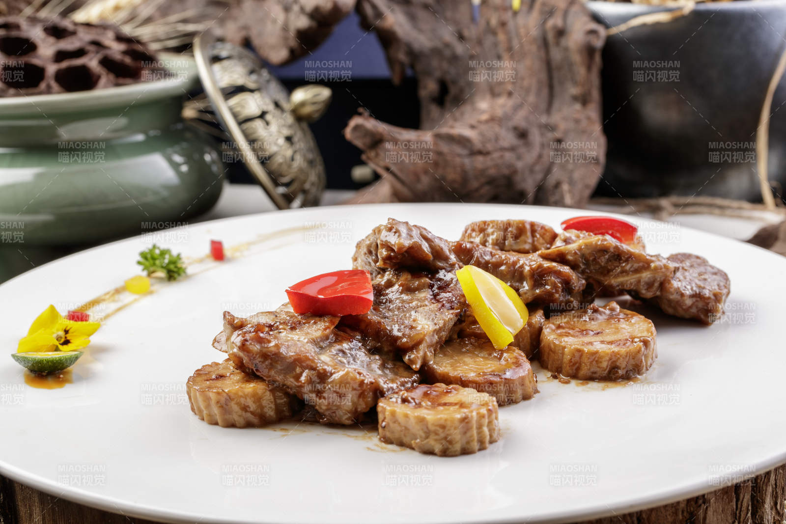 黑胡椒煎杏鲍菇牛仔骨摆放在寿司帘上-摄影图