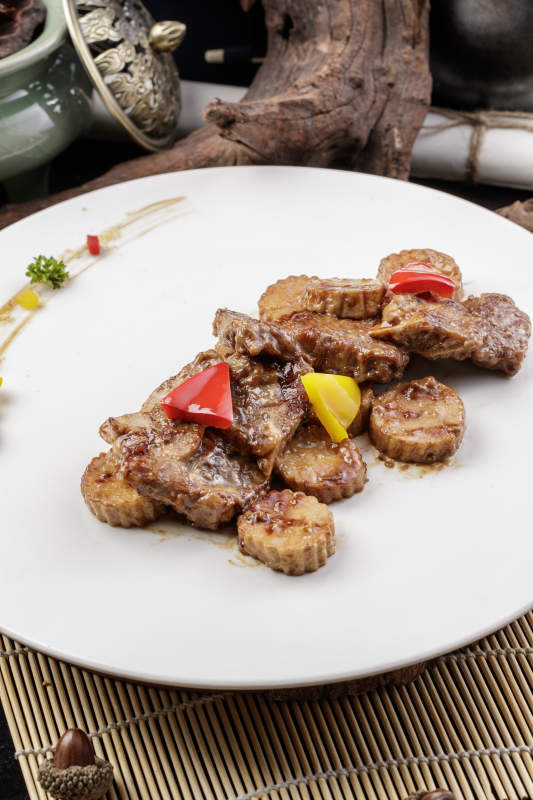 黑胡椒煎杏鲍菇牛仔骨摆放在寿司帘上-摄影图