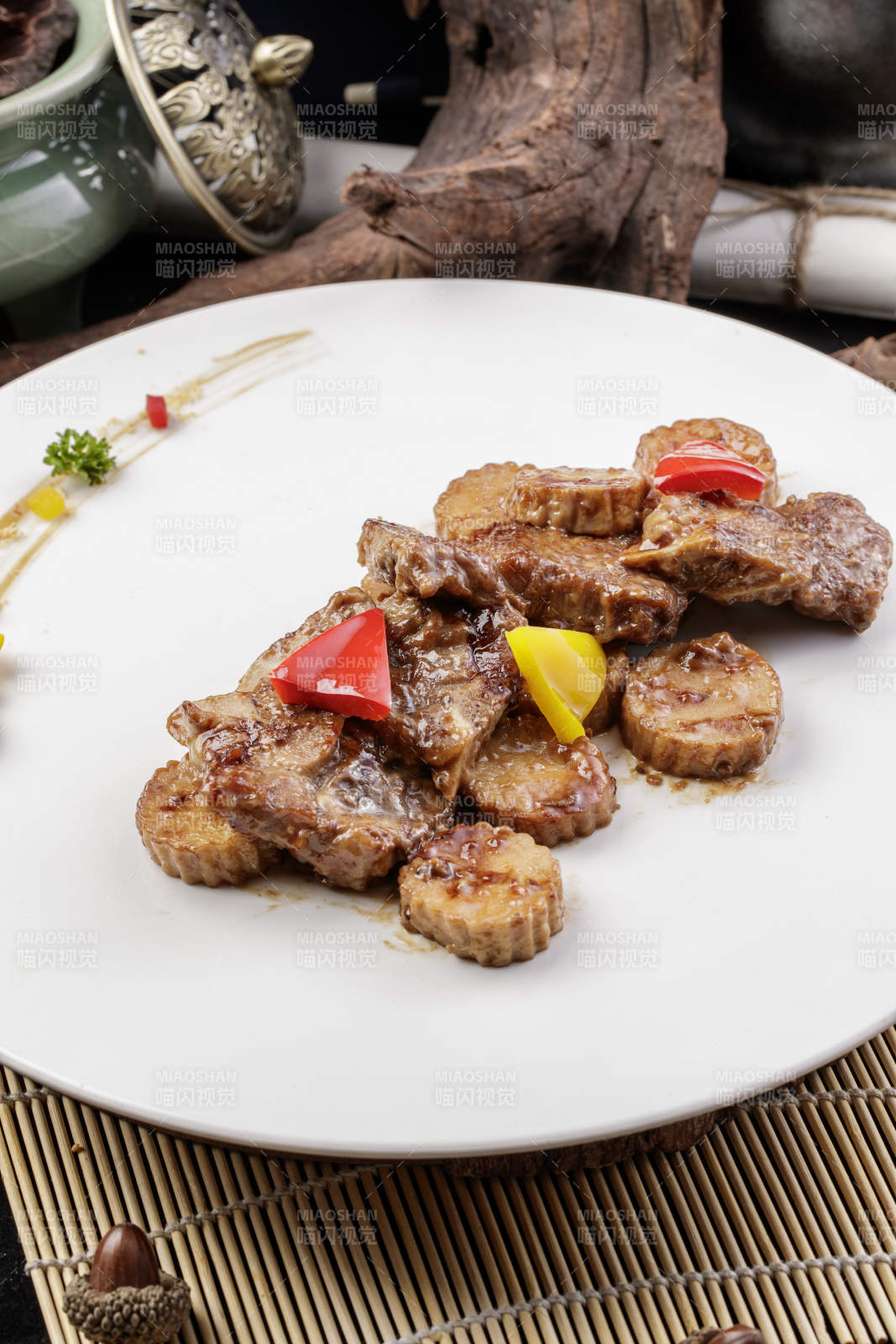 黑胡椒煎杏鲍菇牛仔骨摆放在寿司帘上-摄影图