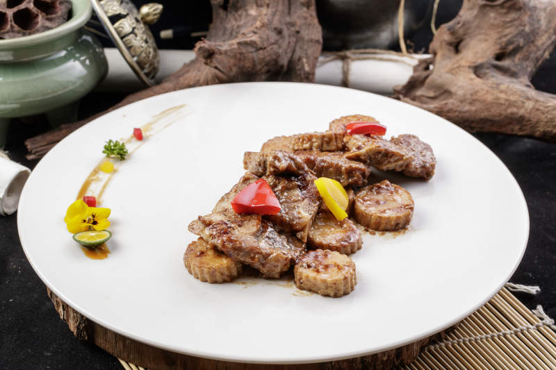 黑胡椒煎杏鲍菇牛仔骨摆放在寿司帘上-摄影图