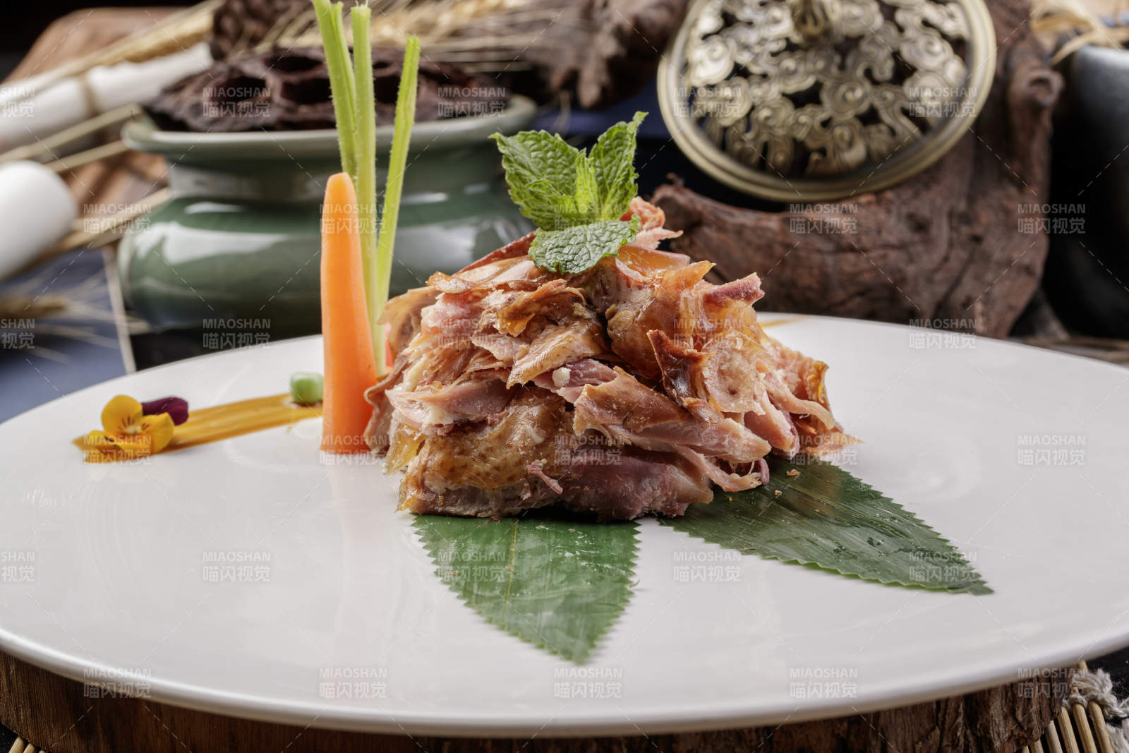 圆形白瓷盘装的风味手撕鸡摆放在寿司帘上