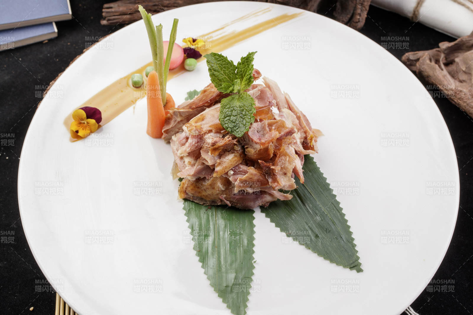 圆形白瓷盘装的风味手撕鸡摆放在寿司帘上