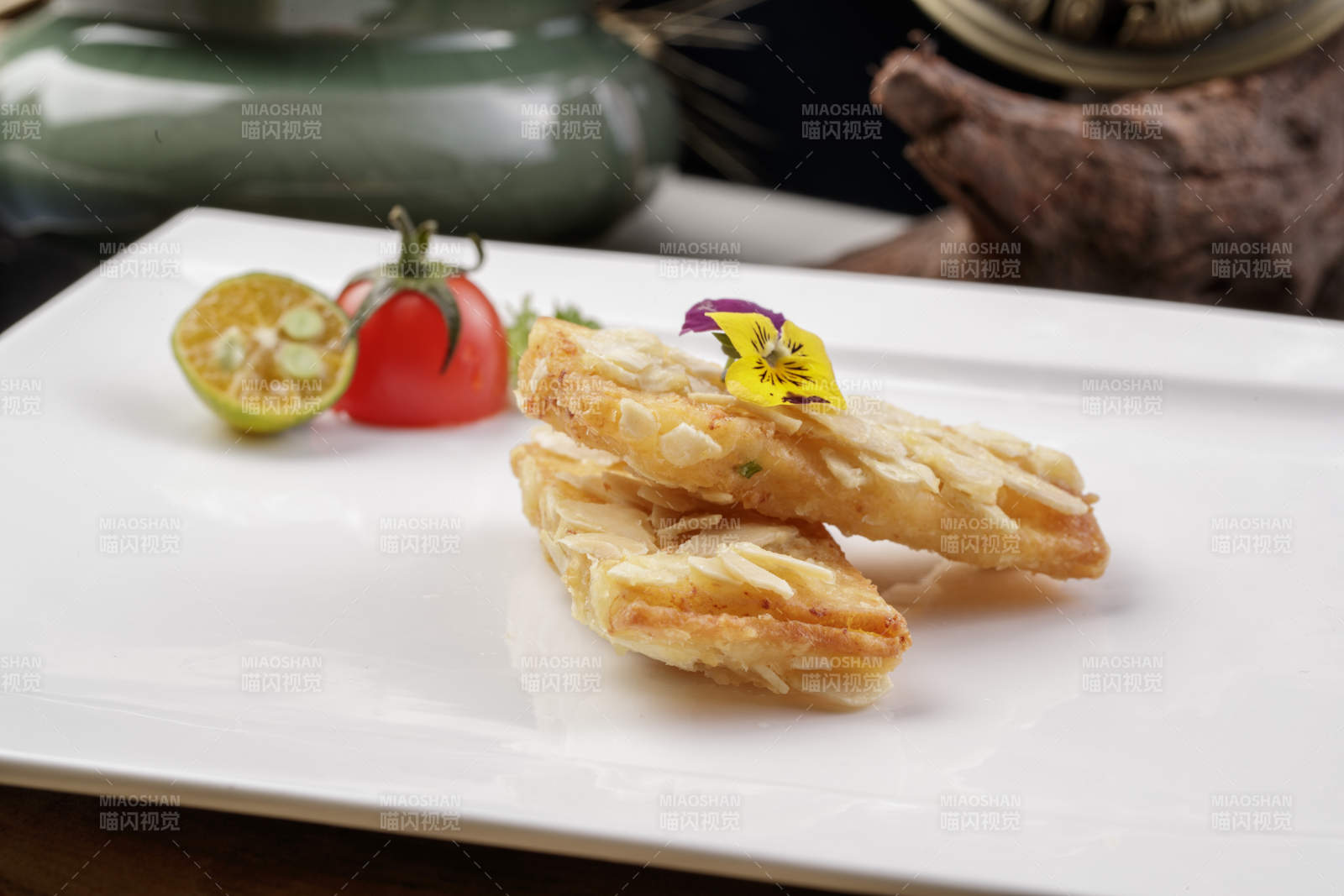 制作精良的北派鱼泥杏仁酥摆放在樟木砧板上-摄影图