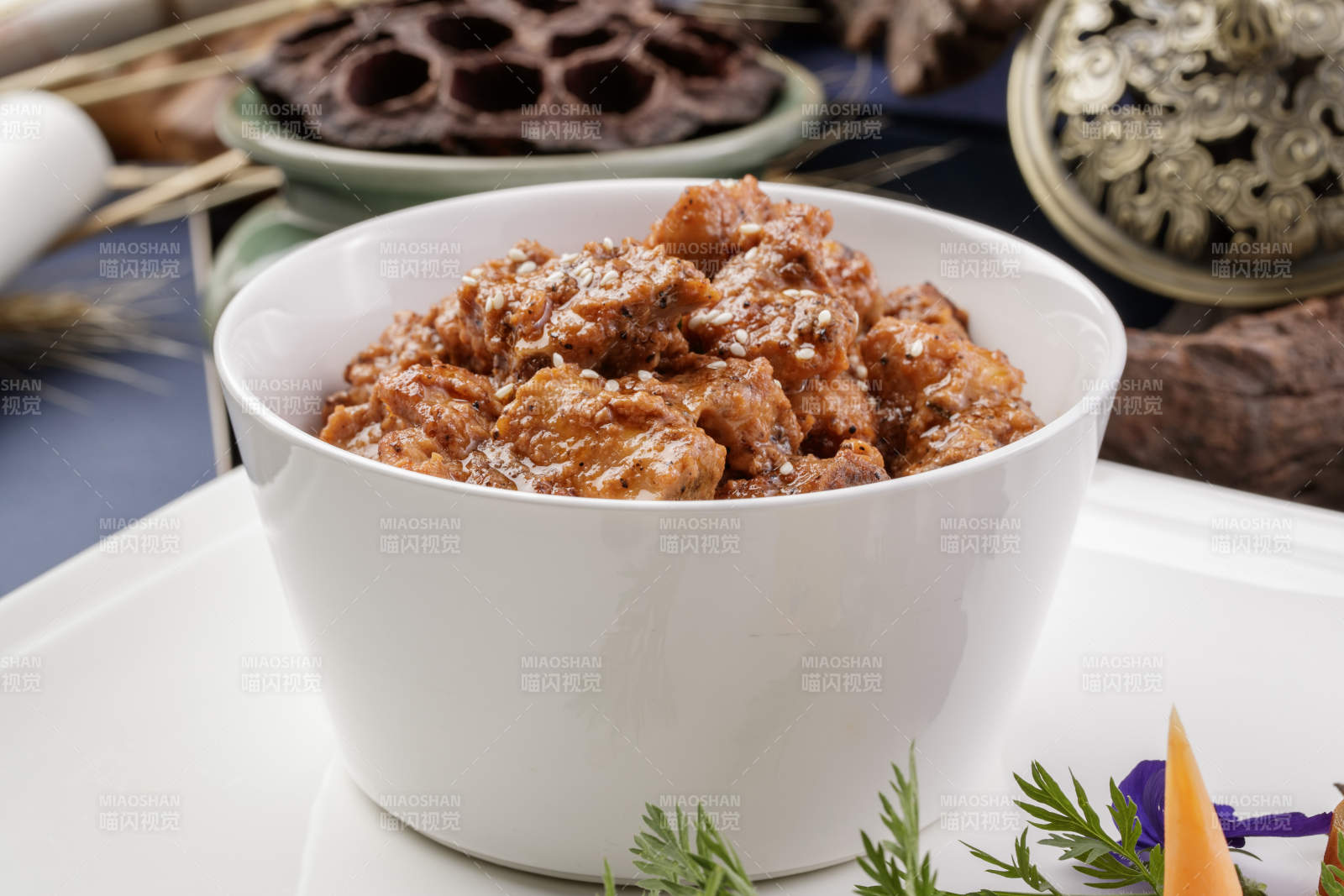 白色瓷碗装的黑胡椒猪小排摆放在黑色背景上