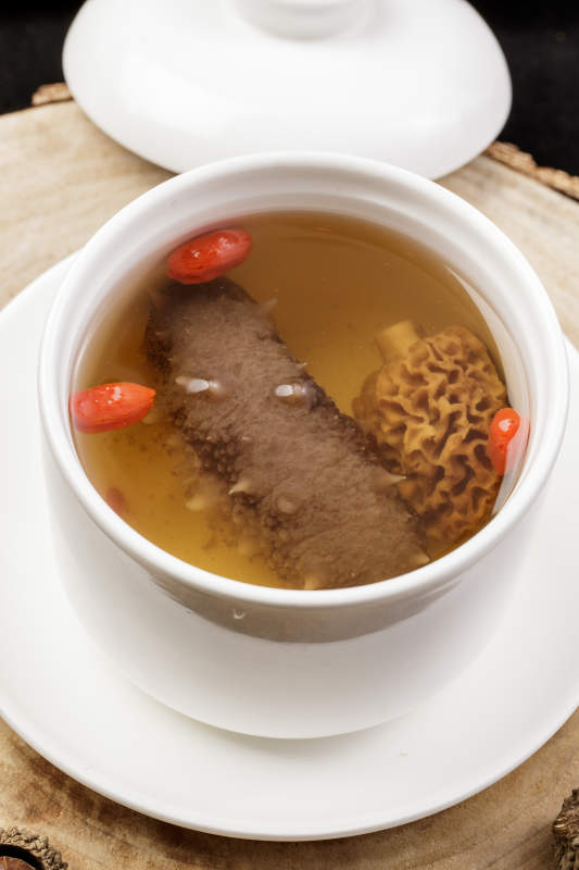 羊肚菌枸杞海参汤摆放在樟木砧板上