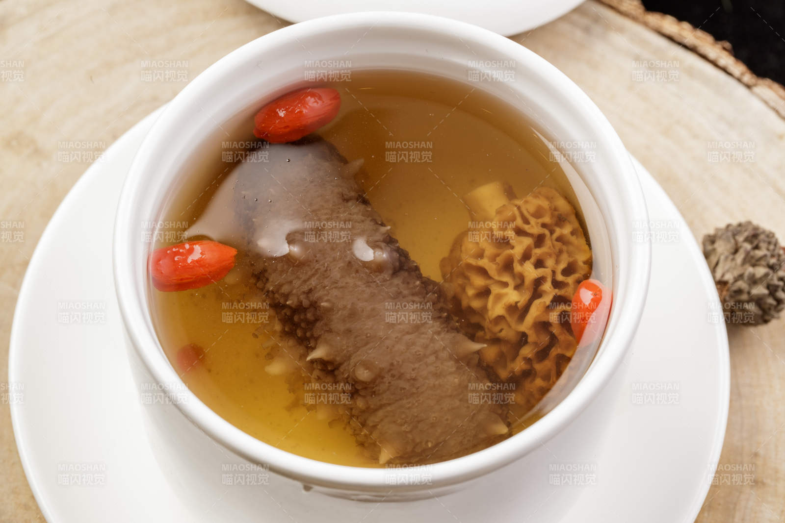 羊肚菌枸杞海参汤摆放在樟木砧板上