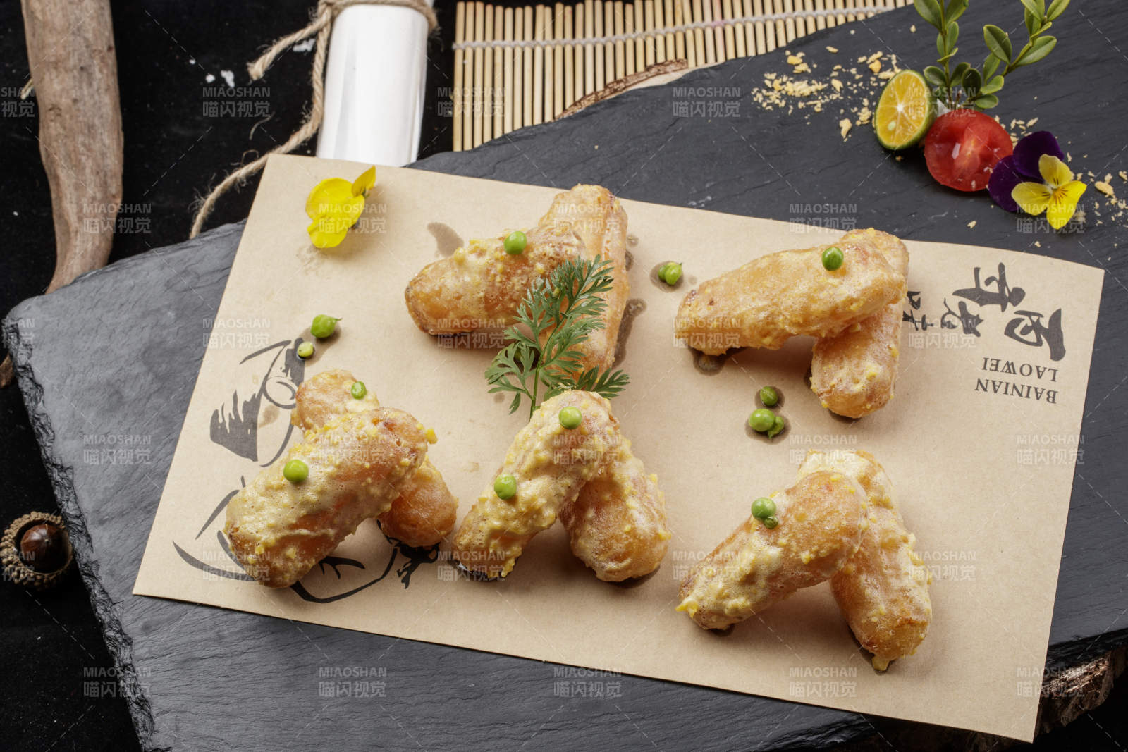 精美石盘装的甜香麦片焗红薯图片