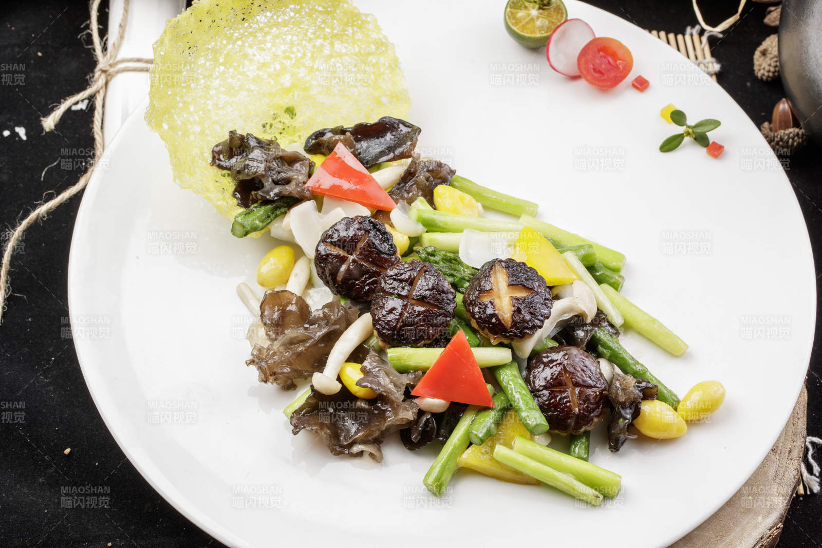 白色瓷盘装的的粤式小炒杂菌