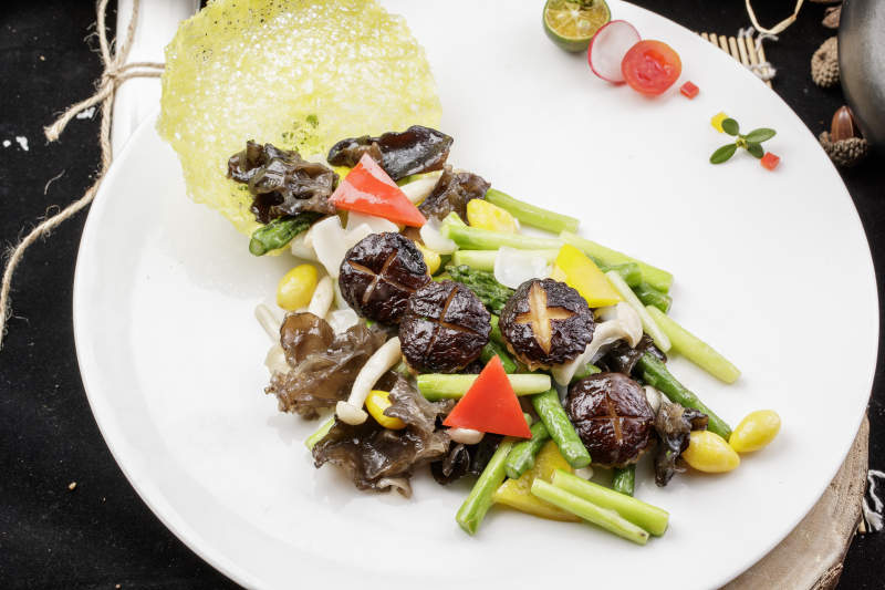 白色瓷盘装的的粤式小炒杂菌