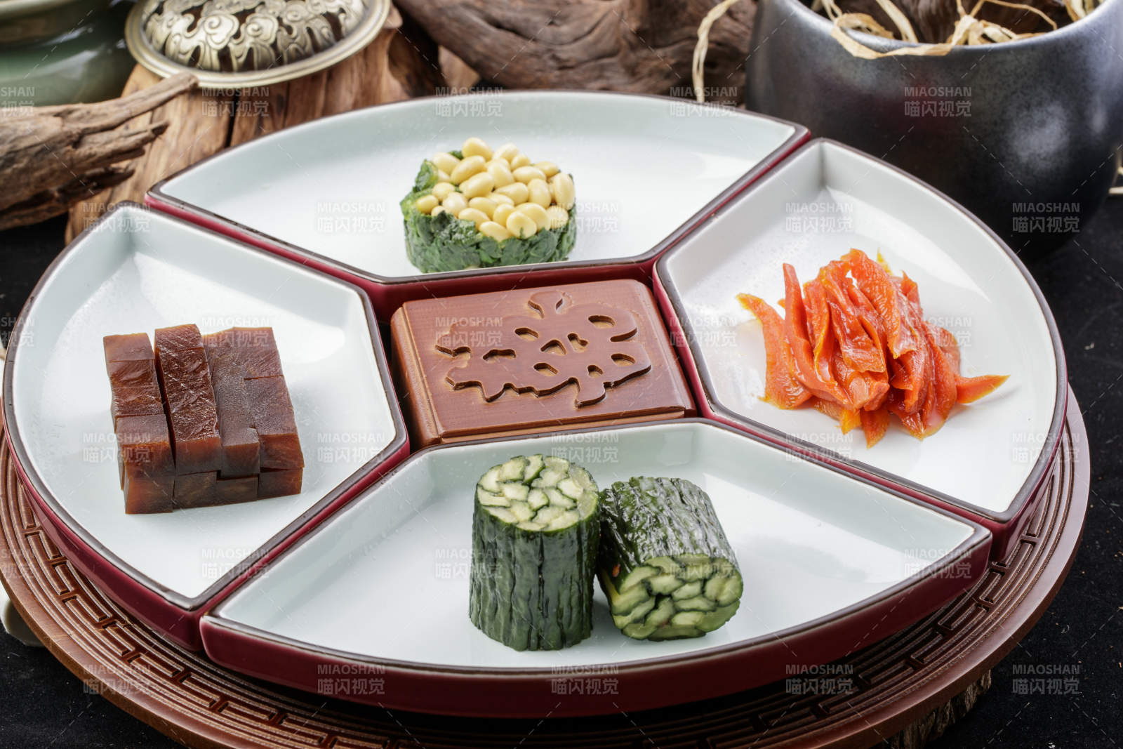 婚宴婚礼用坚果干果蜜饯小凉菜摆放在黑色背景上