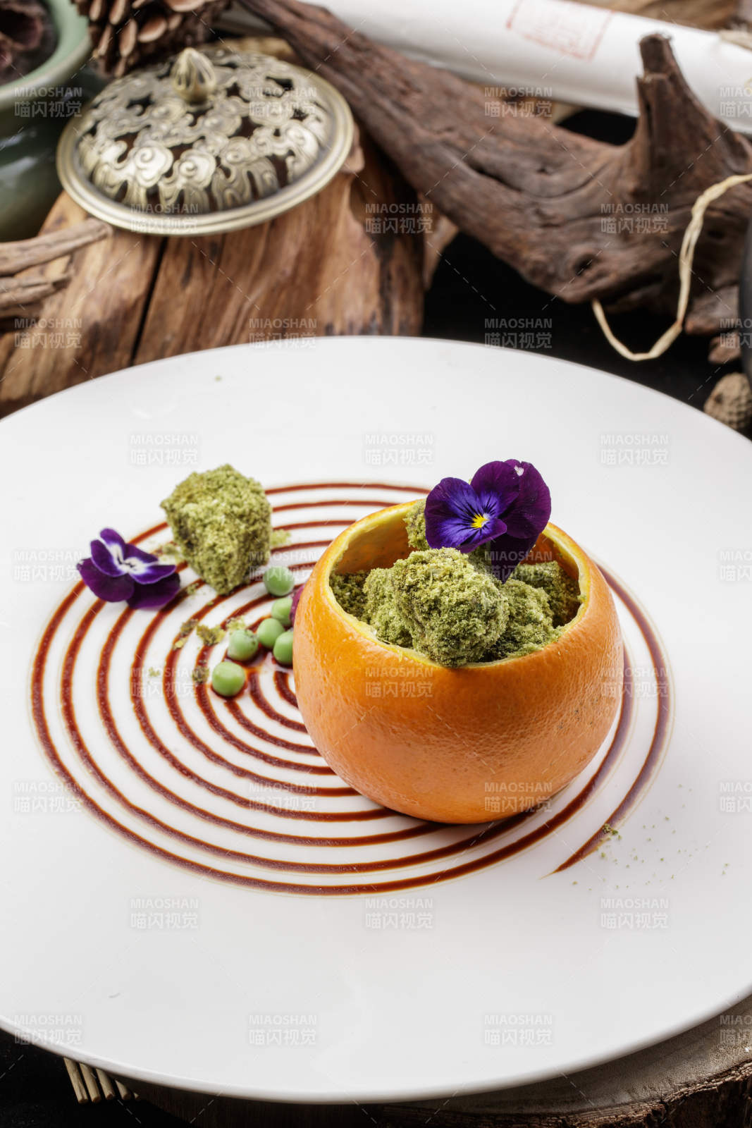 精美摆盘装饰摆放的橙香抹茶和牛