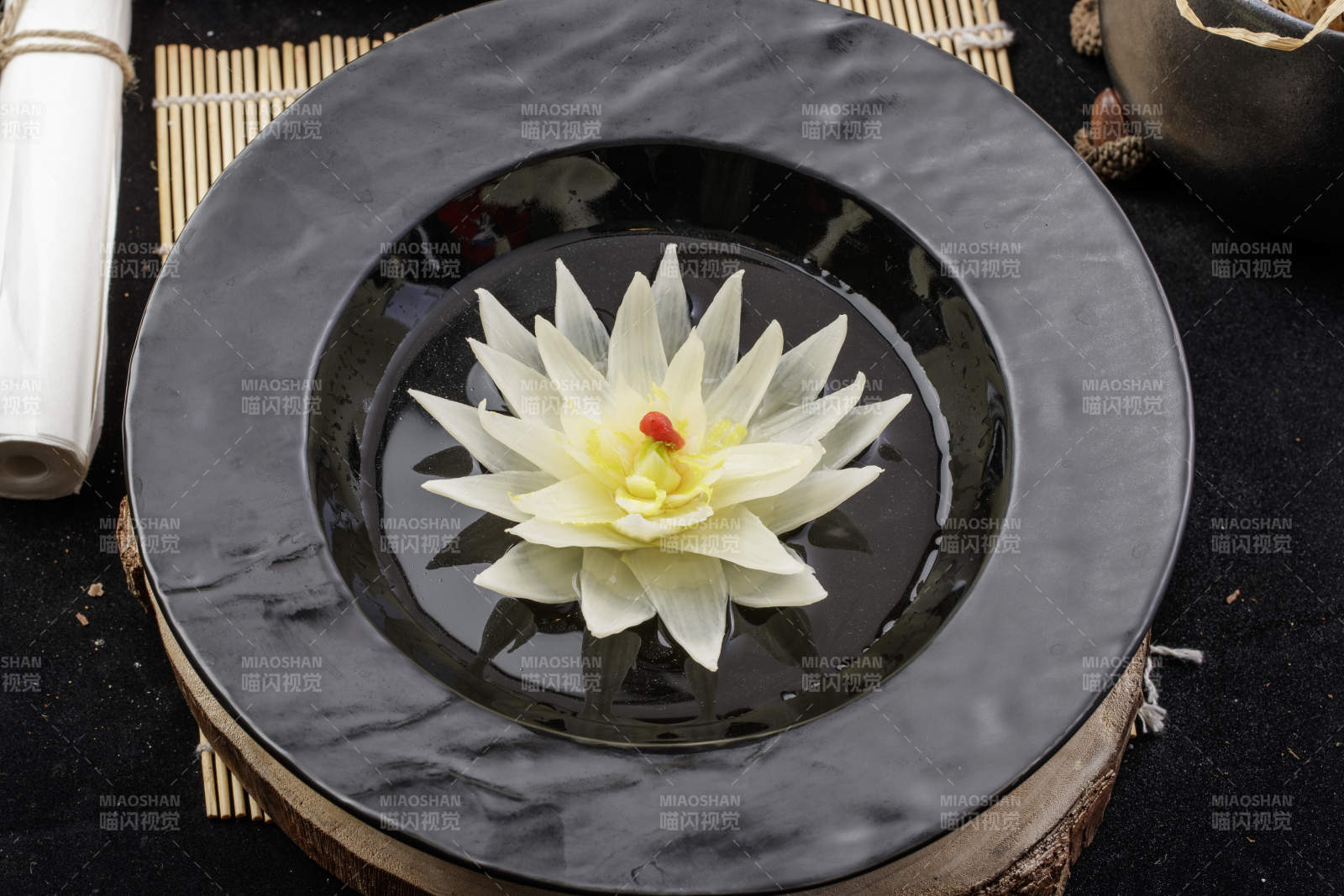 一簾幽夢開水白菜擺放在壽司簾上