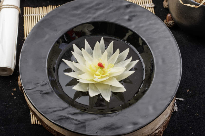 一簾幽夢開水白菜擺放在壽司簾上