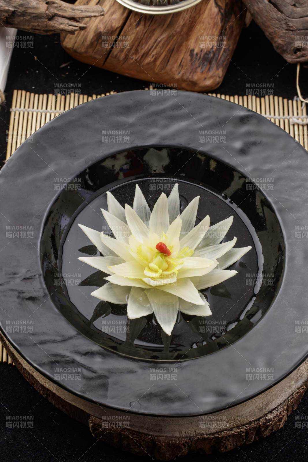 一帘幽梦开水白菜摆放在寿司帘上