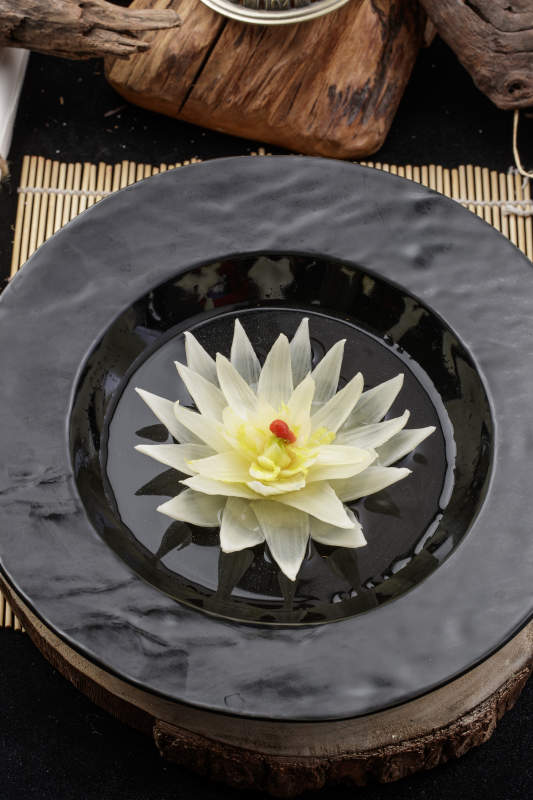 一簾幽夢開水白菜擺放在壽司簾上