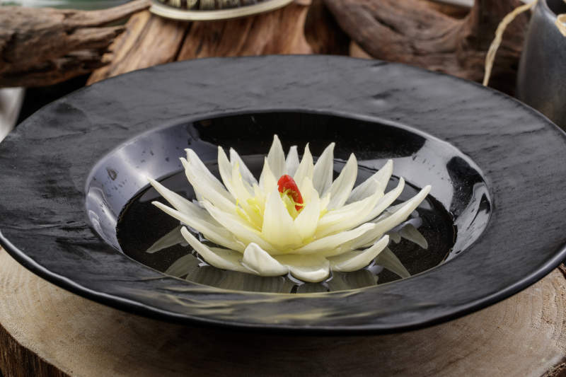 一簾幽夢開水白菜擺放在壽司簾上