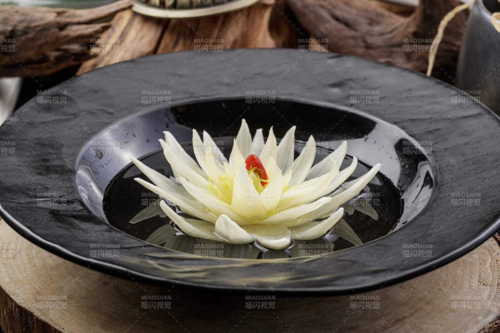 一簾幽夢開水白菜擺放在壽司簾上