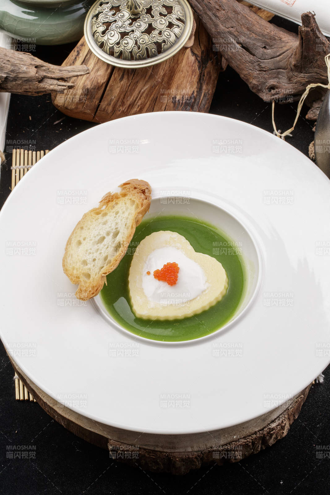 鱼子蟹黄豆腐法式浓汤配法棍切片