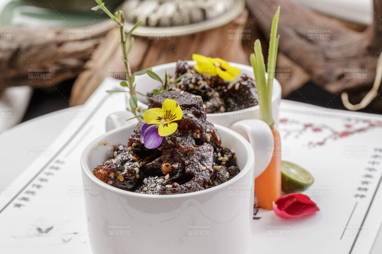 白色瓷餐具裝的香辣牛腱肉