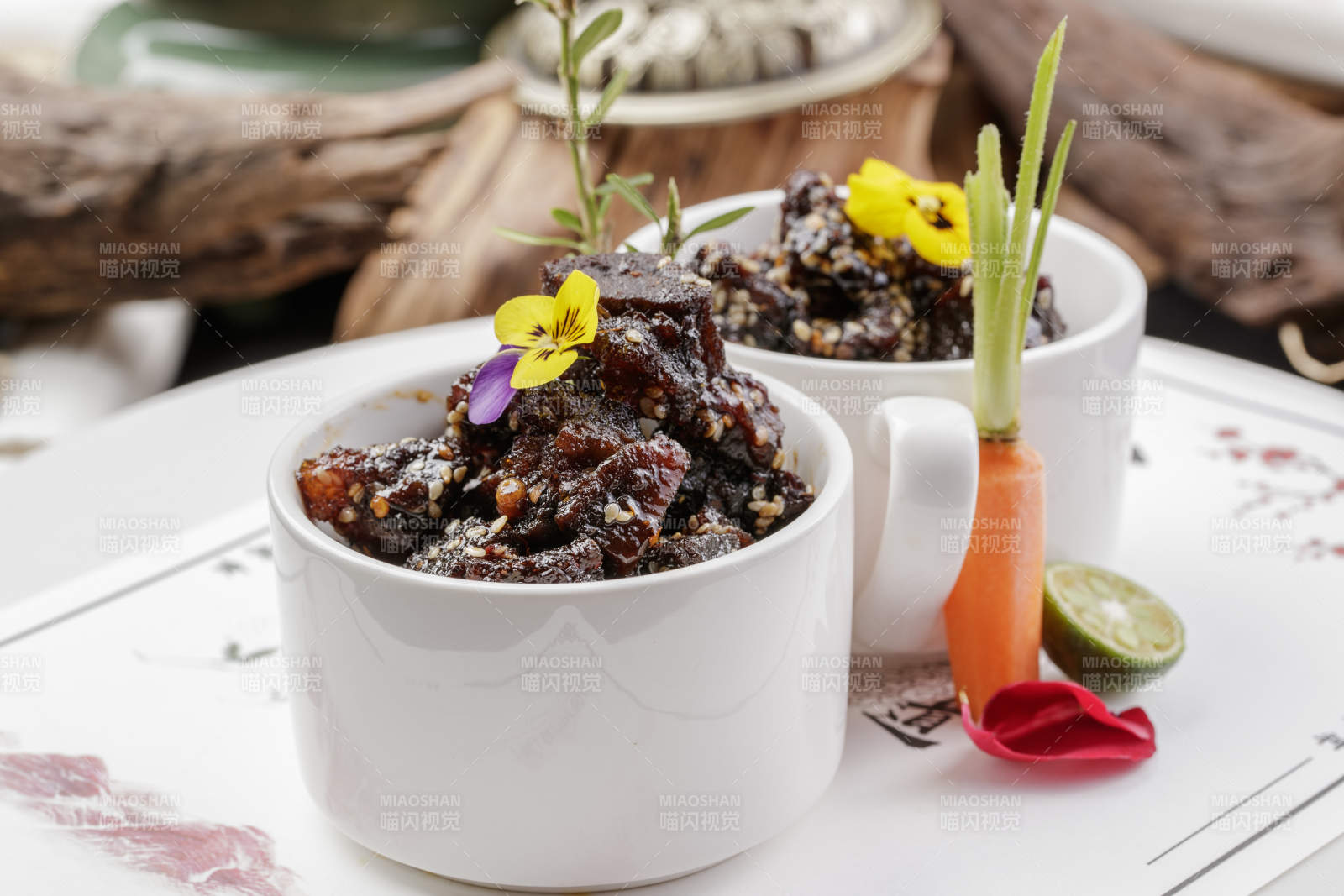 白色瓷餐具裝的香辣牛腱肉