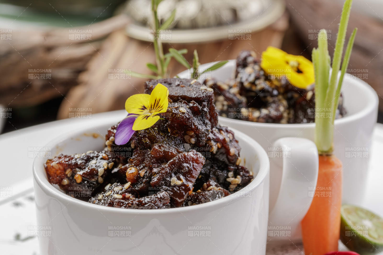 白色瓷餐具裝的香辣牛腱肉