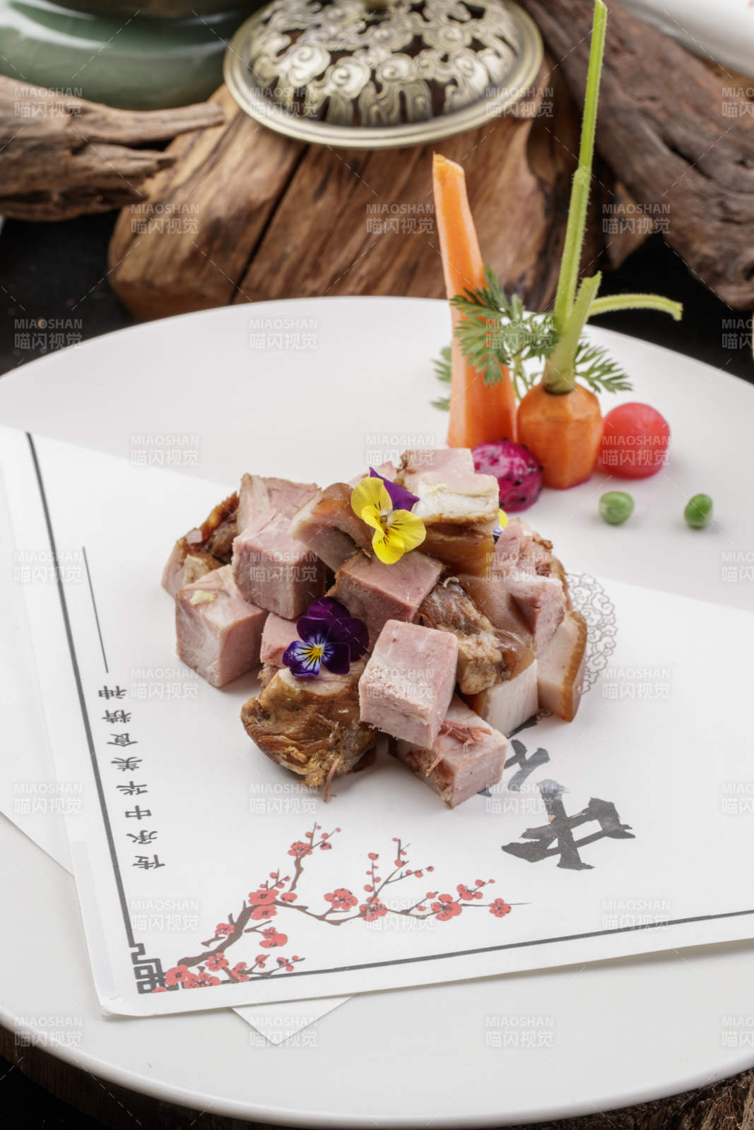 白色瓷盘装的柴沟堡熏肉-摄影图