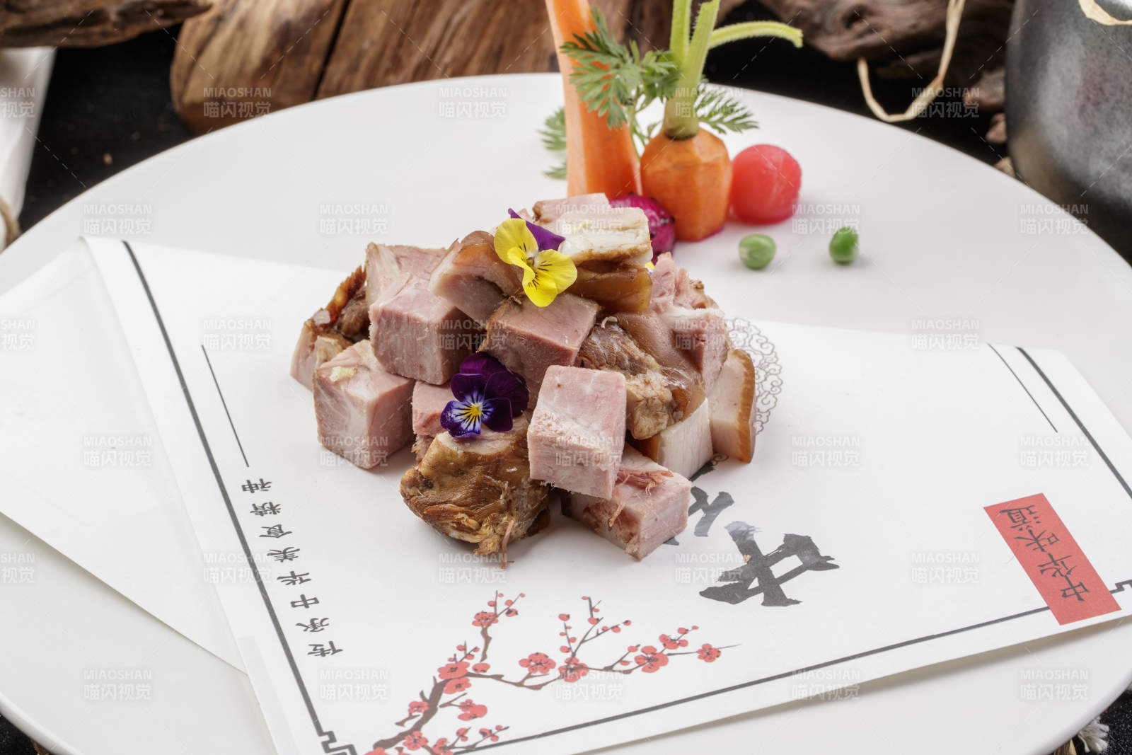 白色瓷盘装的柴沟堡熏肉-摄影图