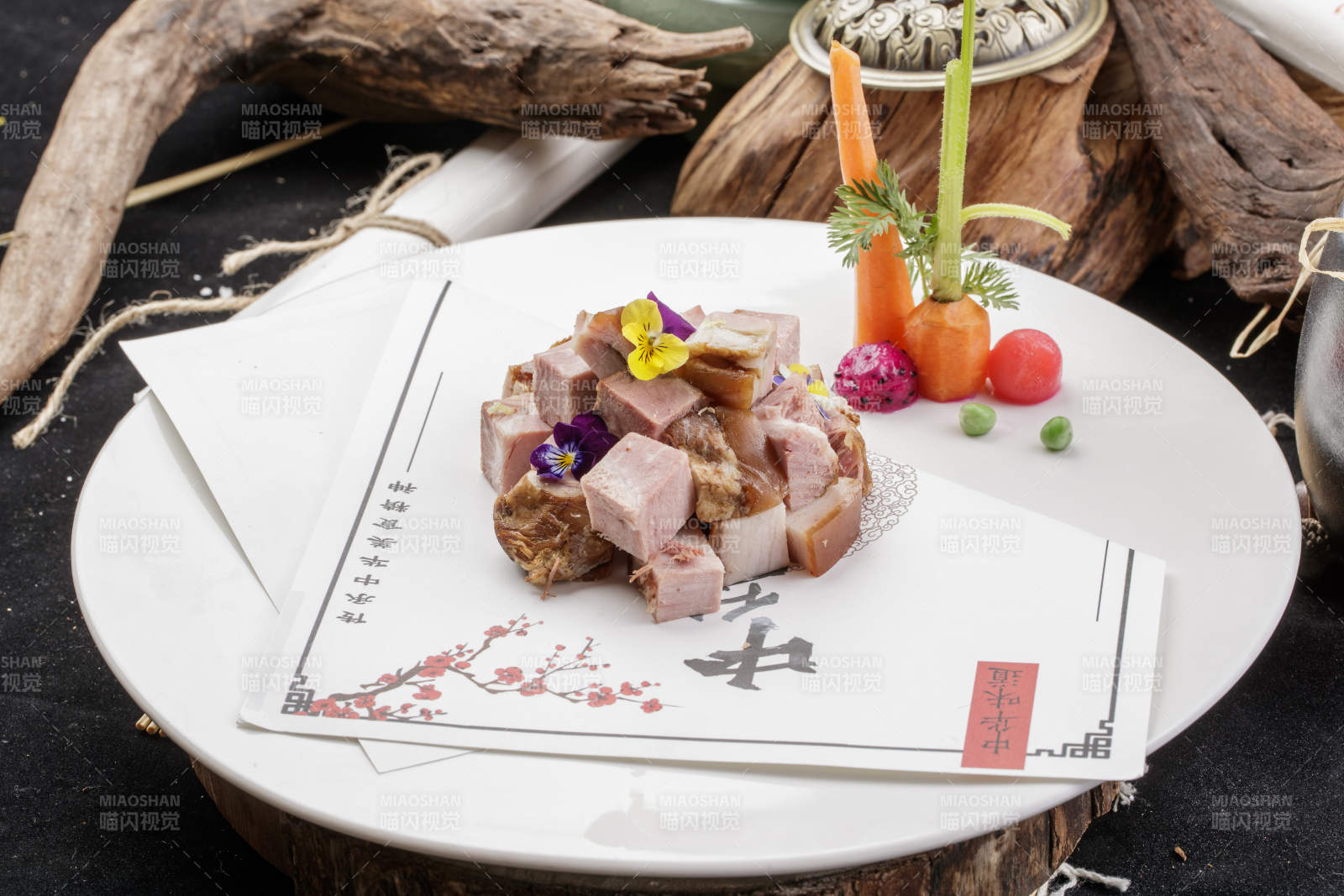 白色瓷盘装的柴沟堡熏肉-摄影图