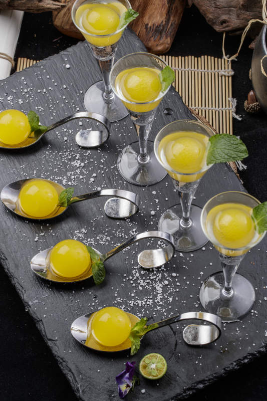 分子菜香檳蛋黃擺放在黑色背景上