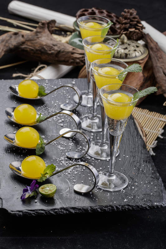 分子菜香檳蛋黃擺放在黑色背景上