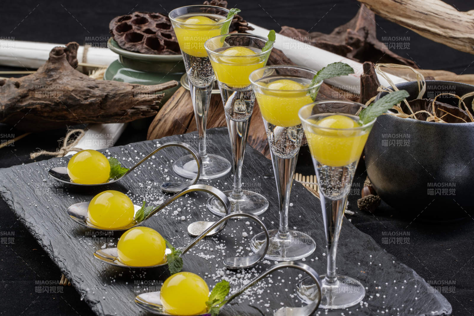 分子菜香檳蛋黃擺放在黑色背景上