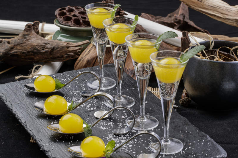 分子菜香檳蛋黃擺放在黑色背景上