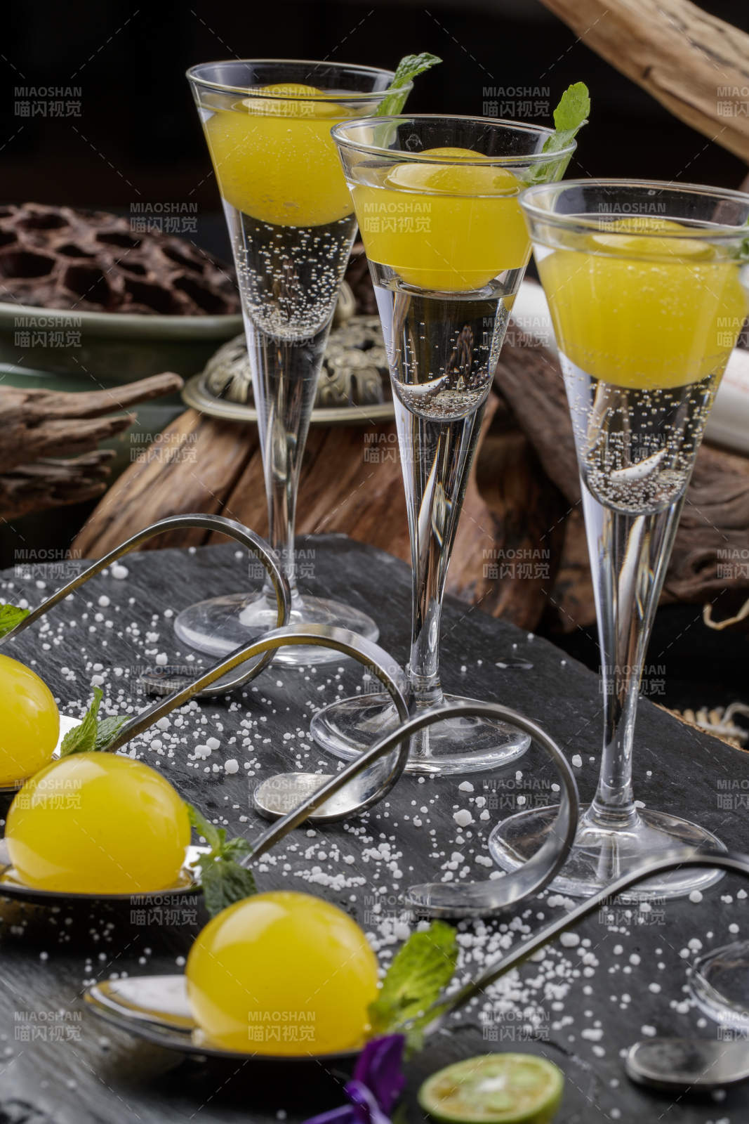 分子菜香槟蛋黄摆放在黑色背景上