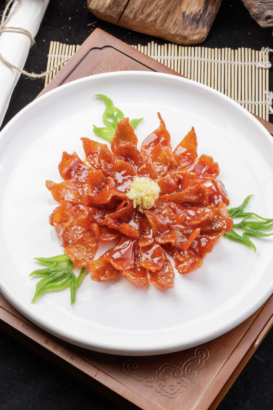 花开富贵腊肉培根摆放在红木方台上