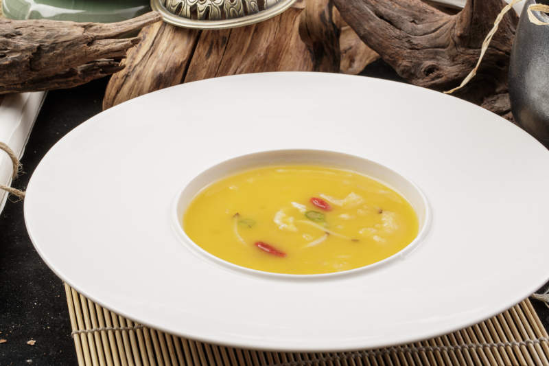 白鹅瓷盘装的枸杞蟹黄浓汤