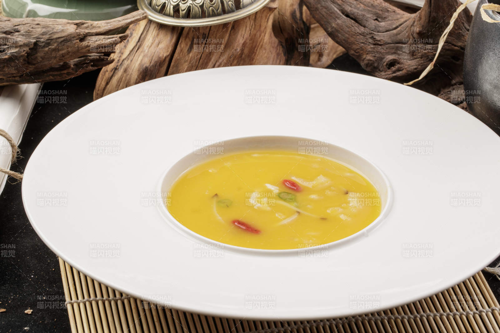 白鹅瓷盘装的枸杞蟹黄浓汤