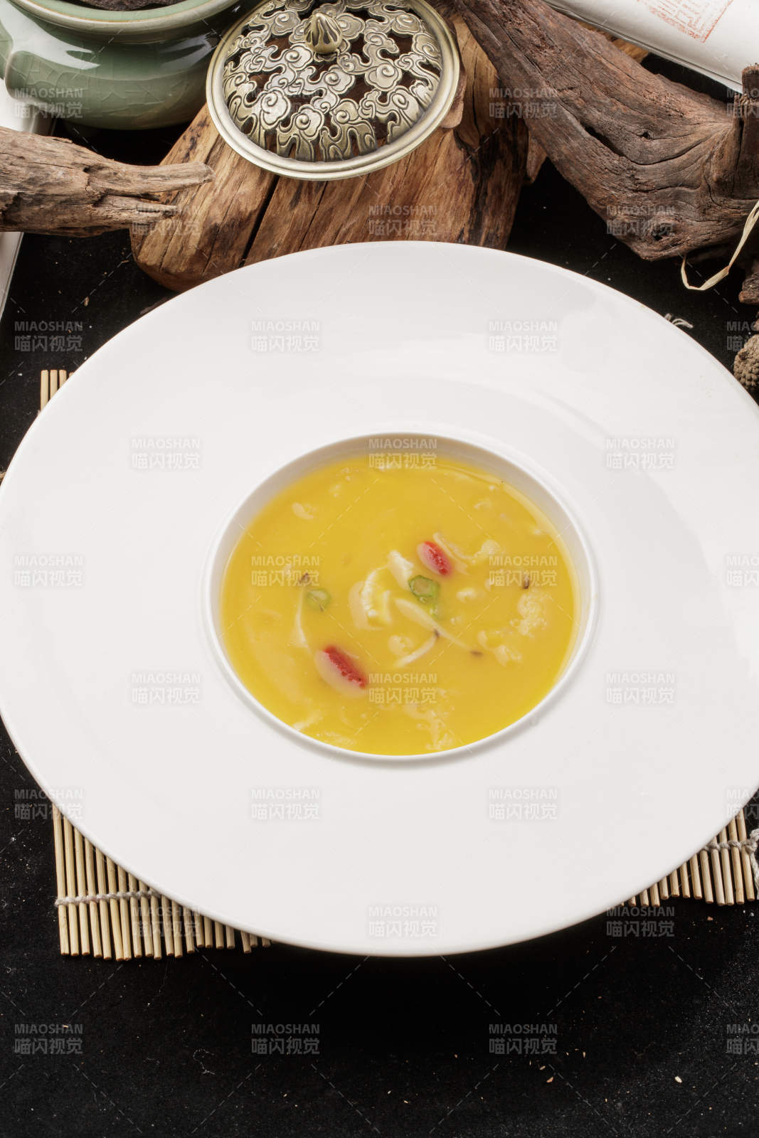 白鹅瓷盘装的枸杞蟹黄浓汤